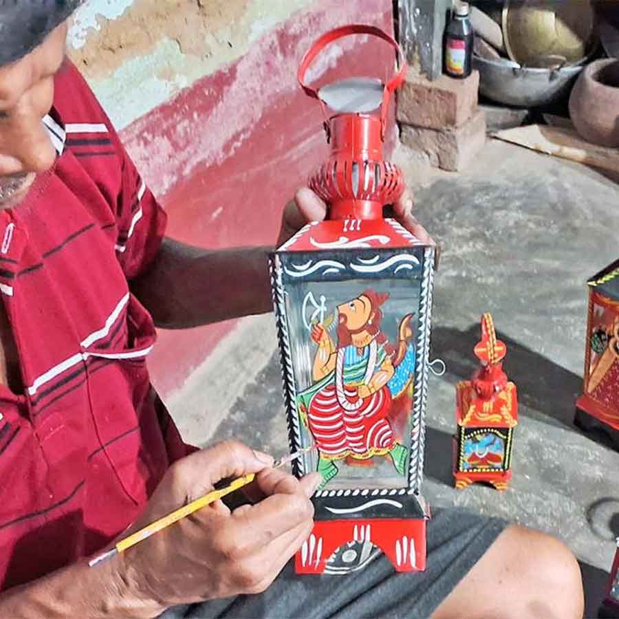 Famous card games of Malla Kings now has been preserved through paintings in lamps and saree