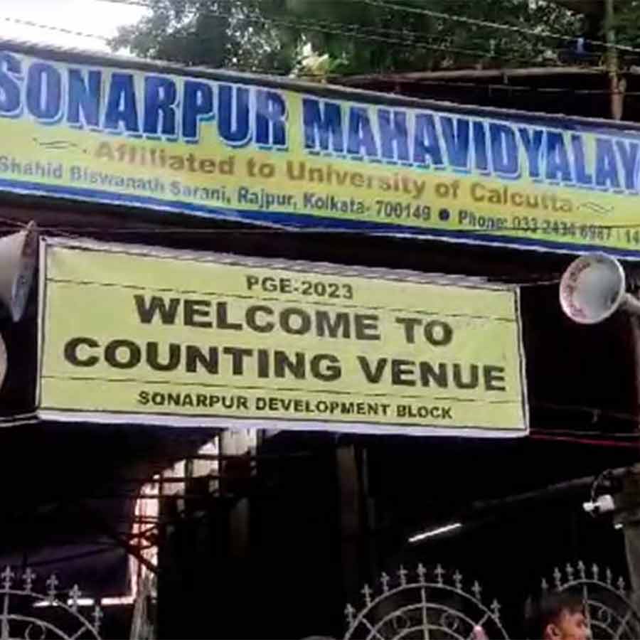 SFI protested at Sonarpur College