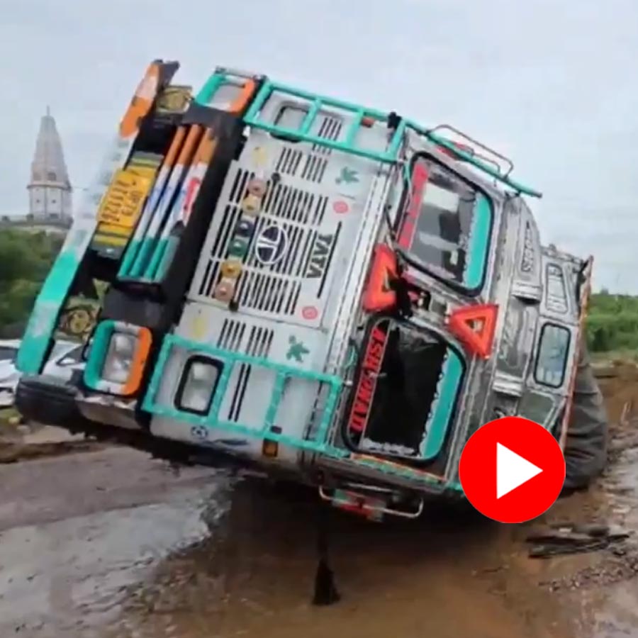 Video of truck carrying liquor fell into crater in Gurugram road goes viral dgtl