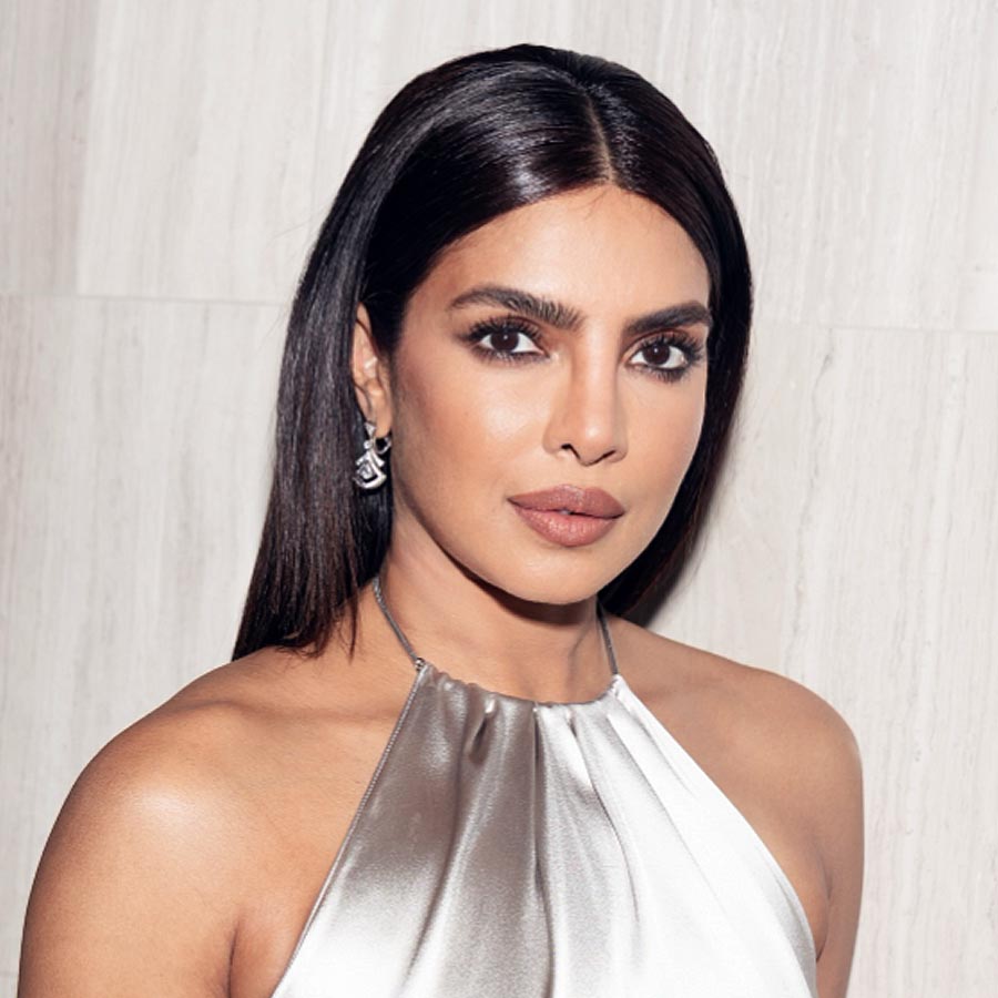 Priyanka Chopra trolled for choosing hotdog over Vada pav indian fans calls her pardesi girl