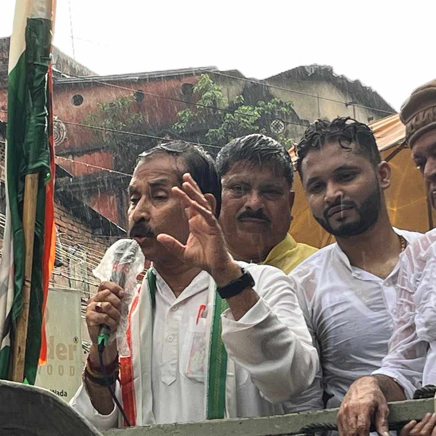 বৃষ্টি মাথায় পথে কংগ্রেস, পুলিশকে প্রশ্ন বামেরও