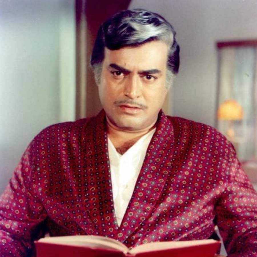 ছোটবেলা থেকে মঞ্চে অভিনয় করতেন সঞ্জীব। পরে মুম্বই গিয়েও নাটকের দলের সদস্য হিসাবে যোগ দেন তিনি। মঞ্চে তাঁর নজরকাড়া অভিনয় থেকে বলিউডে ‘হম হিন্দুস্থানি’ ছবিতে ডাক পান সঞ্জীব। ১৯৬০ সালে মুক্তি পাওয়া এই ছবিতে খুব ছোট চরিত্রে অভিনয় করলেও দর্শকের মন জিতে ফেলেন তিনি। তার পর একাধিক ছবিতে অভিনয়ের প্রস্তাব পেতে শুরু করেন।