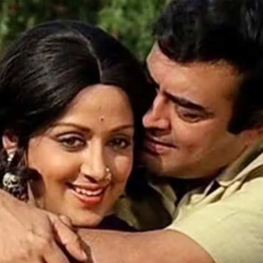 ১৯৭২ সালে ‘সীতা অউর গীতা’ ছবির সেটে বলি অভিনেত্রী হেমা মালিনীর সঙ্গে আলাপ হয়েছিল সঞ্জীবের। কানাঘুষো শোনা যায়, হেমার প্রেমে হাবুডুবু খেতে শুরু করেন নায়ক। হেমাকে বিয়ের প্রস্তাবও দিয়ে ফেলেন তিনি। কিন্তু নায়কের প্রস্তাব নাকি ফিরিয়ে দেন হেমা।