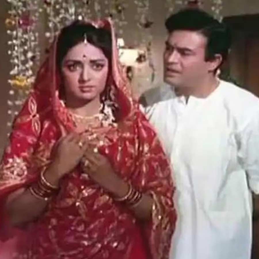 বলিপাড়ার জনশ্রুতি, হেমাকে বিয়ের প্রস্তাব দেওয়ার সময় একটি শর্ত রাখেন সঞ্জীব। অভিনেতার দাবি, বিয়ের পর হেমাকে অভিনয়জগৎ থেকে সরে আসার অনুরোধ করেন নায়ক। সে‌ই প্রস্তাবে রাজি না হওয়ায় হেমার সঙ্গে সংসার করার স্বপ্ন চিরতরে ভেঙে যায় সঞ্জীবের।