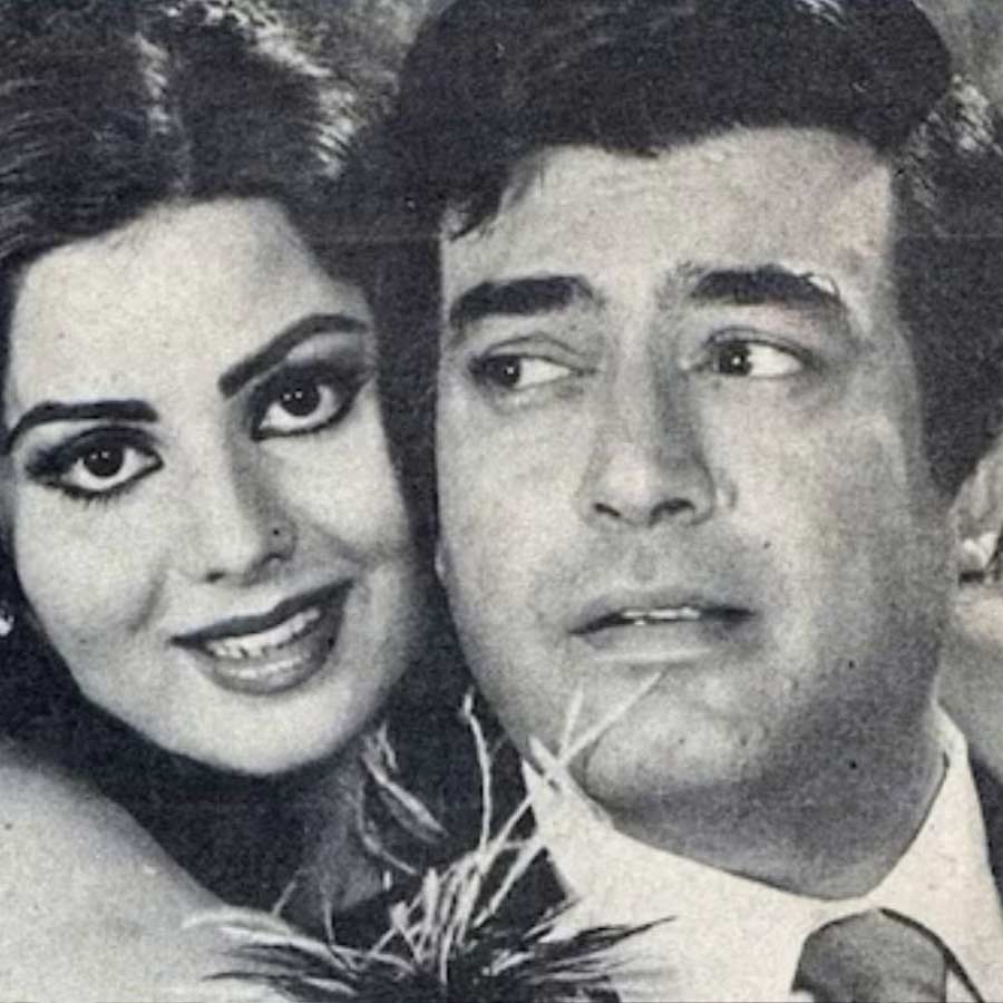 বলিউডের একাংশের দাবি, পেশাগত সূত্রে পরিচয় হলেও বলি অভিনেত্রী সুলক্ষ্মণা পণ্ডিত নাকি সঞ্জীবের প্রেমে পড়ে যান। নায়ককে বিয়ে করতে চান বলে সরাসরি প্রস্তাবও দেন সুলক্ষ্মণা। কিন্তু সেই সময় সঞ্জীব নাকি হেমার প্রেমে ডুবেছিলেন। তাই সুলক্ষ্মণার বিয়ের প্রস্তাব ফিরিয়ে দেন তিনি। ভালবাসার মানুষকে জীবনসঙ্গী করতে না পারায় সারাজীবন অবিবাহিতা থাকার সিদ্ধান্ত নেন নায়িকা।