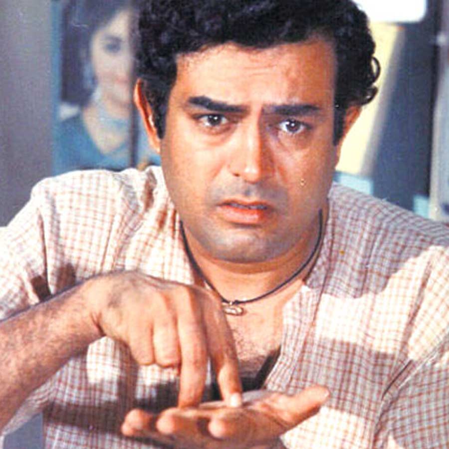 সঞ্জীবের পরিবার ছিল নিরামিষাশী। বাড়ির অন্দরে কোনও রকমের মাংস খাওয়া বা কিনে নিয়ে যাওয়ার অনুমতিও ছিল না। কিন্তু সঞ্জীব এত কিছু মানতেন না। মাছ-মাংস সবই খেতেন তিনি। কিন্তু নিজের বাড়িতে আমিষ খাওয়ার উপায় না পেয়ে বাধ্য হয়ে অন্য একটি বাড়ি ভাড়া নিয়েছিলেন তিনি।