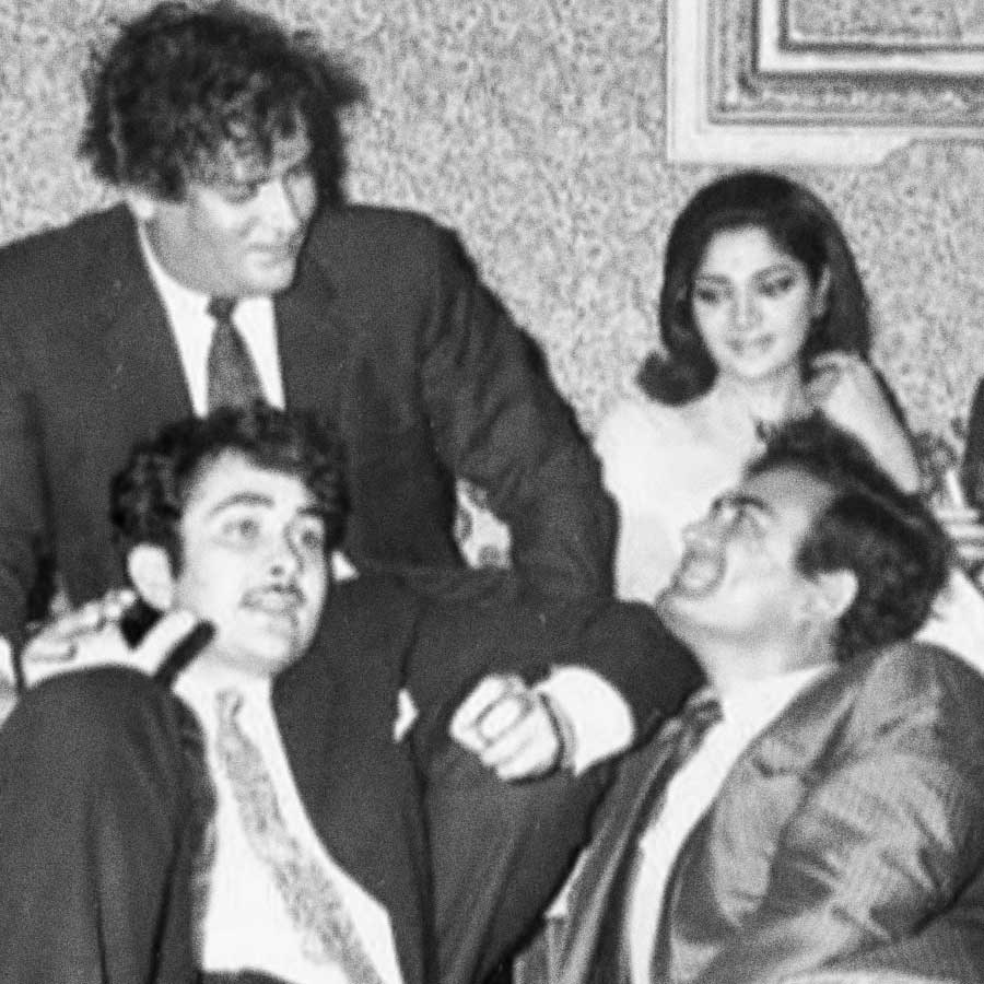 কানাঘুষো শোনা যায়, সঞ্জীবের সঙ্গে মদ-মাংসের আসরে মাঝেমধ্যে উপস্থিত থাকতেন শাম্মি কপূর, শত্রুঘ্ন সিংহ, রণধীর কপূর এবং সচিন পিলগাঁওকরের মতো বলি তারকা। তবে অধিক মদ্যপান সহ্য হয়নি অভিনেতার। বয়স বাড়ার সঙ্গে সঙ্গে হার্টের সমস্যা ধরা পড়ে তাঁর।