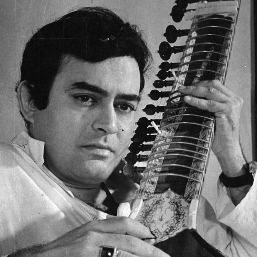 প্রথম হার্ট অ্যাটাকের পর আমেরিকায় অস্ত্রোপচারও করানো হয় সঞ্জীবের। কিন্তু দ্বিতীয় বারের ধাক্কা আর সামলাতে পারেননি তিনি। ১৯৮৫ সালের নভেম্বর মাসে মাত্র ৪৭ বছর বয়সেই মৃত্যু হয় এই জনপ্রিয় অভিনেতার। সঞ্জীবের মৃত্যুর পর তাঁর আরও দশটি ছবি প্রেক্ষাগৃহে মুক্তি পায়।