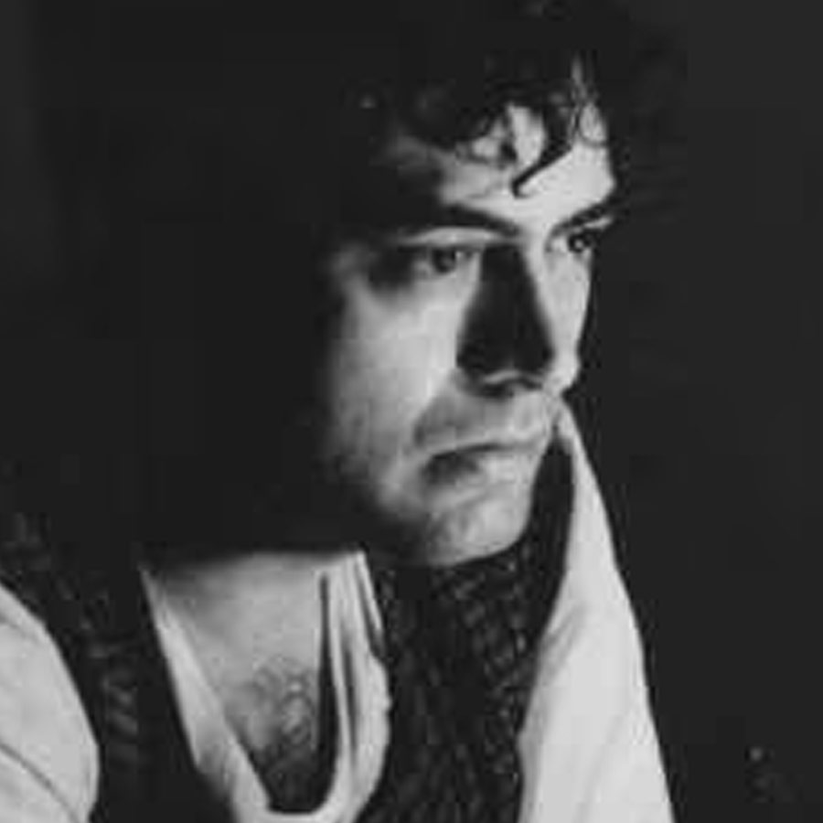 চলচ্চিত্রে সঞ্জীবের অবদানের কথা স্মরণ করে তাঁকে বিশেষ সম্মান জানাতে ভারতীয় ডাক বিভাগের তরফে ২০১৩ সালে অভিনেতার সচিত্র ডাকটিকিট প্রকাশ করা হয়। সংসার করা ছাড়াও আরও একটি ইচ্ছাপূরণ হয়নি অভিনেতার। নিজের বাড়ি করতে চেয়েছিলেন তিনি। বহু বছর ধরে চেষ্টা করার পর একটি সম্পত্তি কিনেছিলেন তিনি। কিন্তু সেই সম্পত্তি সংক্রান্ত কাগজপত্র খতিয়ে দেখেননি তিনি। তাই প্রচুর খরচ করে সম্পত্তি কিনলেও তার মালিকানা পাননি অভিনেতা।