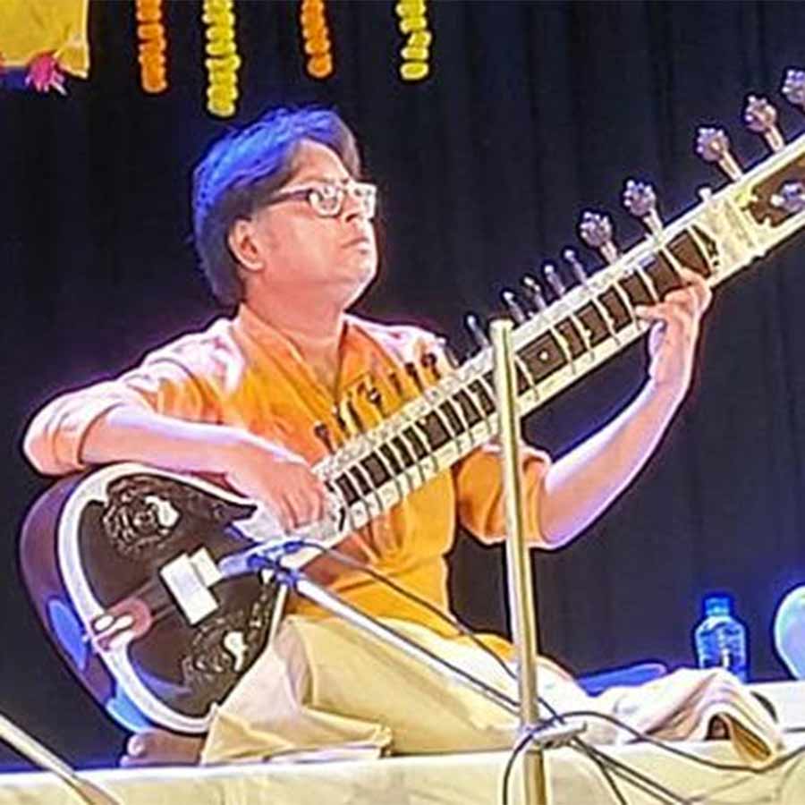 মঞ্চে পরিবেশনায় শিল্পীরা।