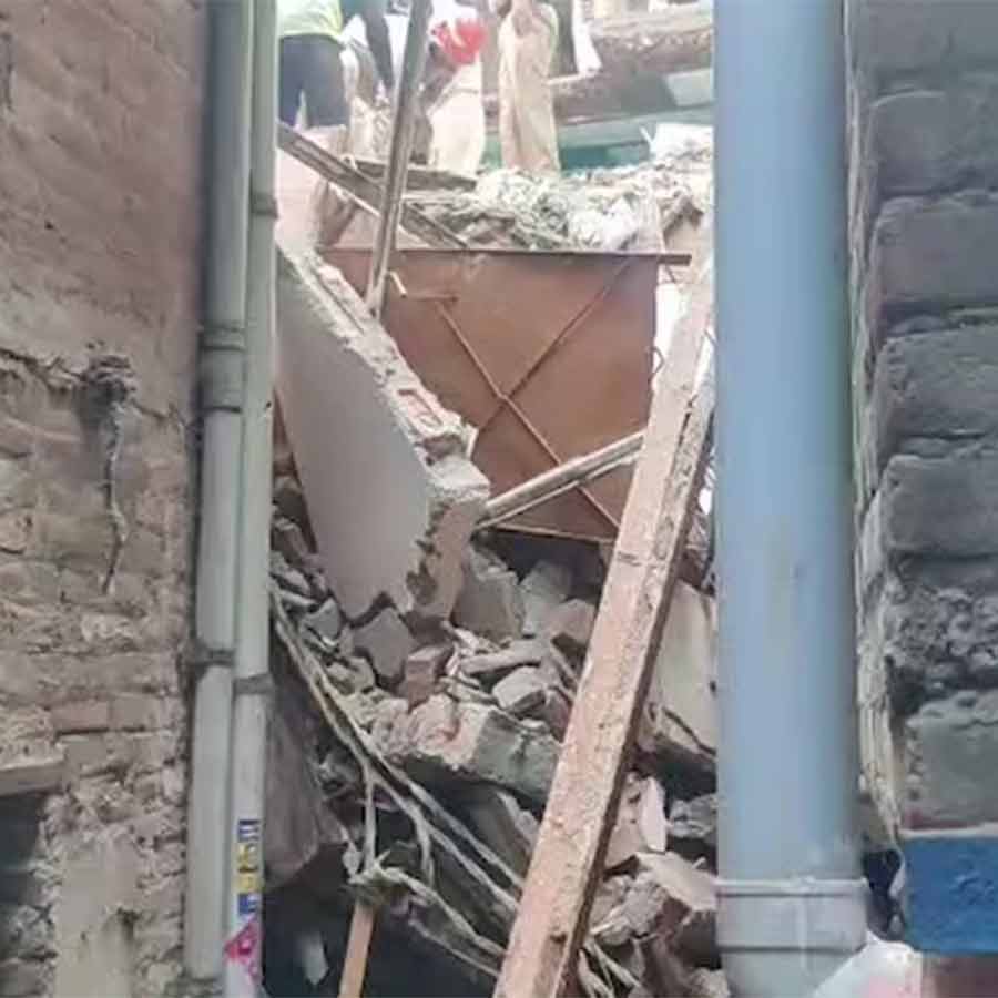 Four-storey building collapses in Delhi on saturday morning, several fear trapped under debris dgtl