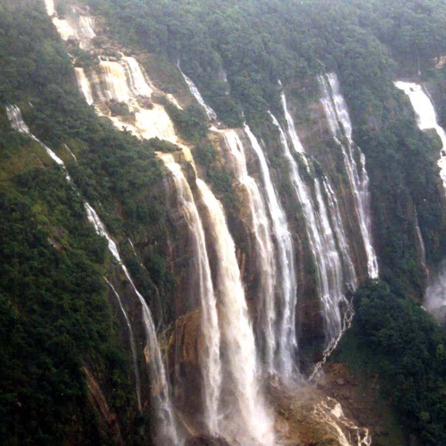 বর্ষায় এমন রূপই থাকে মেঘালয়ের নোহকালিকাই  জলপ্রপাতের।