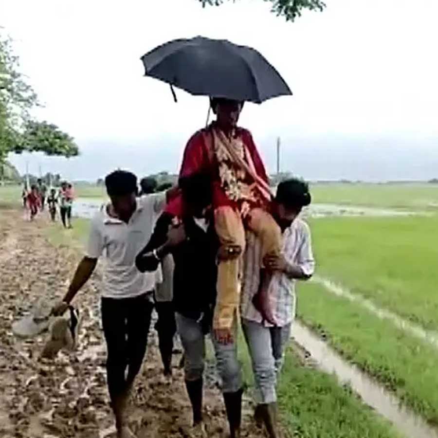 Bride walking through mud and groom was carried on shoulders in Odisha’s village dgtl