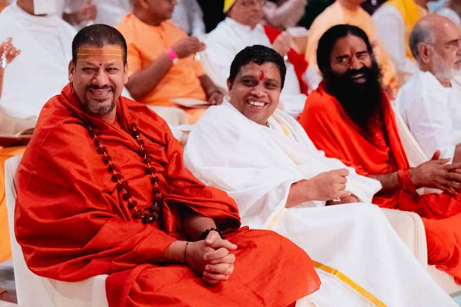 বিভিন্ন বৈদিক হিন্দু ঐতিহ্য এবং আধ্যাত্মিক নেতাদের সমাবেশে চার হাত এক হয়েছিল অনন্ত-রাধিকার। অনন্ত-রাধিকার বিয়েতে আশীর্বাদ করতে উপস্থিত ছিলেন দ্বারকার শঙ্করাচার্য স্বামী সদানন্দ সরস্বতী, জোশীমঠের শঙ্করাচার্য স্বামী অভিমুক্তেশ্বরান্দ সরস্বতী, ইসকনের গৌরাঙ্গ দাস প্রভু, গৌর গোপাল দাস, রাধানাথ স্বামী থেকে শুরু করে পূজ্যশ্রী রমেশভাই ওজা, গৌতমভাই ওজা, পূজ্যশ্রী দেবপ্রসাদ মহারাজ, বিজুবেন রাজানি, শ্রী বালক যোগেশ্বরদাস জি মহারাজ, পূজ্যশ্রী চিদানন্দ সরস্বতী, শ্রী নম্রমুনি মহারাজ, ধীরেন্দ্রকুমার গর্গ, বাবা রামদেব, স্বামী রামভদ্রাচার্য, স্বামী কৈলাসানন্দের মতো ধর্মগুরুরা।