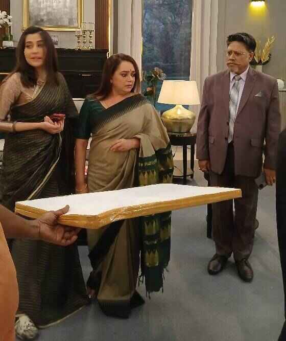 রাজ চক্রবর্তীর ‘গৃহপ্রবেশ’ ধারাবাহিকে মাফিন চক্রবর্তী, বিদীপ্তা চক্রবর্তীর সঙ্গে অনিন্দ্য সরকার।