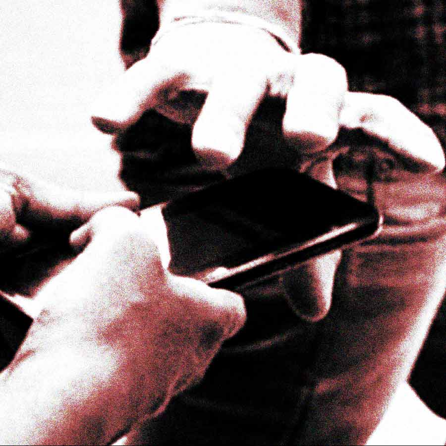 Woman allegedly planned to snatch her husband's mobile to delete intimate photos with her lover dgtl