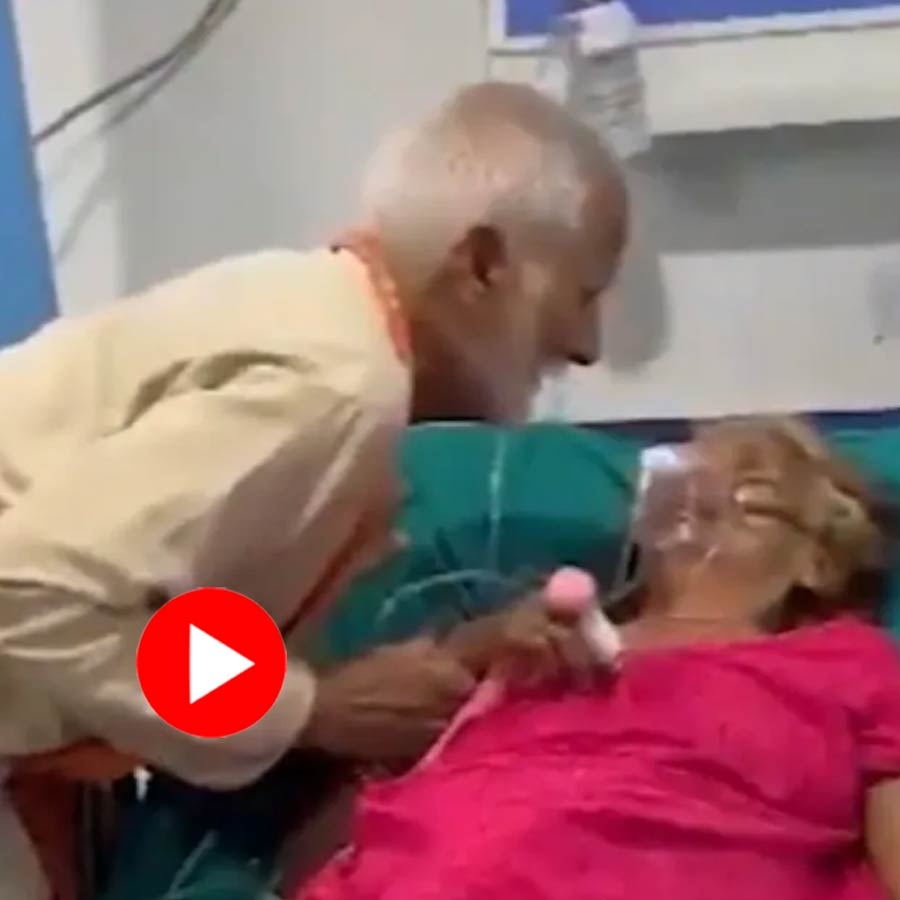 Video shows old man holding wife’s hand in icu, melts down internet
