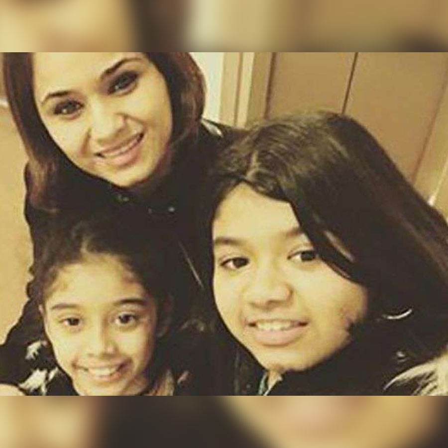 Ritu Soni with children