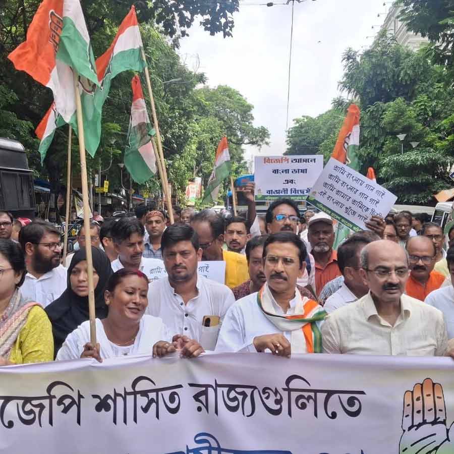TMC, Congress and CPIM have come out in protest against the repeated allegations of 'harassment' of migrant workers in West Bengal for speaking Bengali