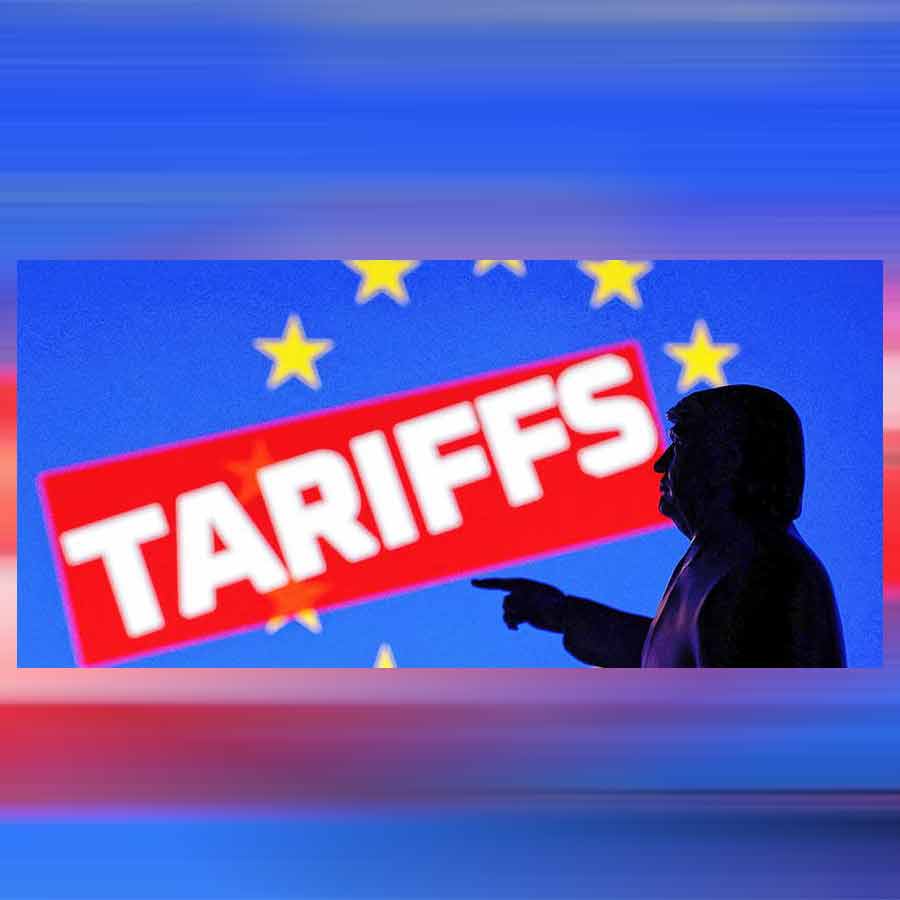 ছায়াযুদ্ধ: একটি অলঙ্করণে আমেরিকার পতাকা, ডোনাল্ড ট্রাম্প ও তাঁর শুল্কনীতি।