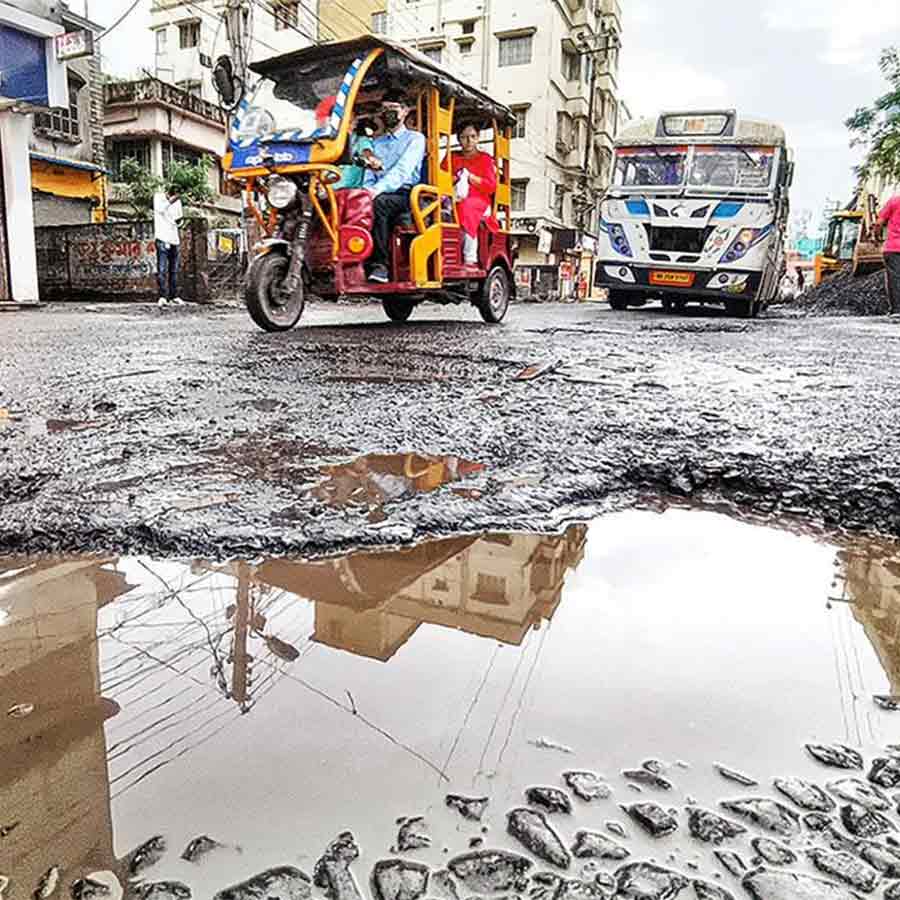 Demand for renovation of dilapidated Jessore Road
