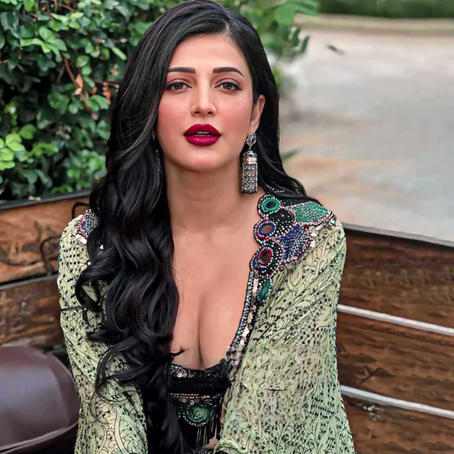 শ্রুতি লিখেছেন, ‘‘আমার জীবন, আমার মুখ। প্লাস্টিক সার্জারি করিয়েছি। তার জন্য লজ্জিত নই।’’