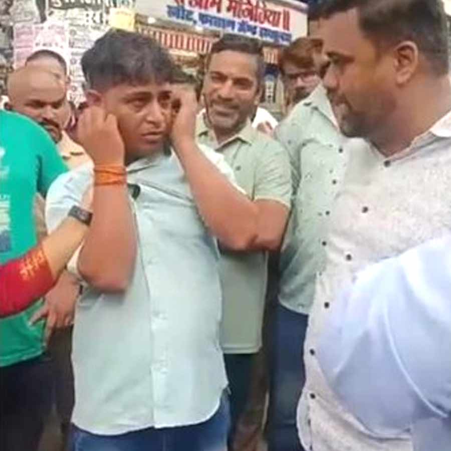 Uddhav Thackeray and Raj Thackeray supporters thrash an auto driver