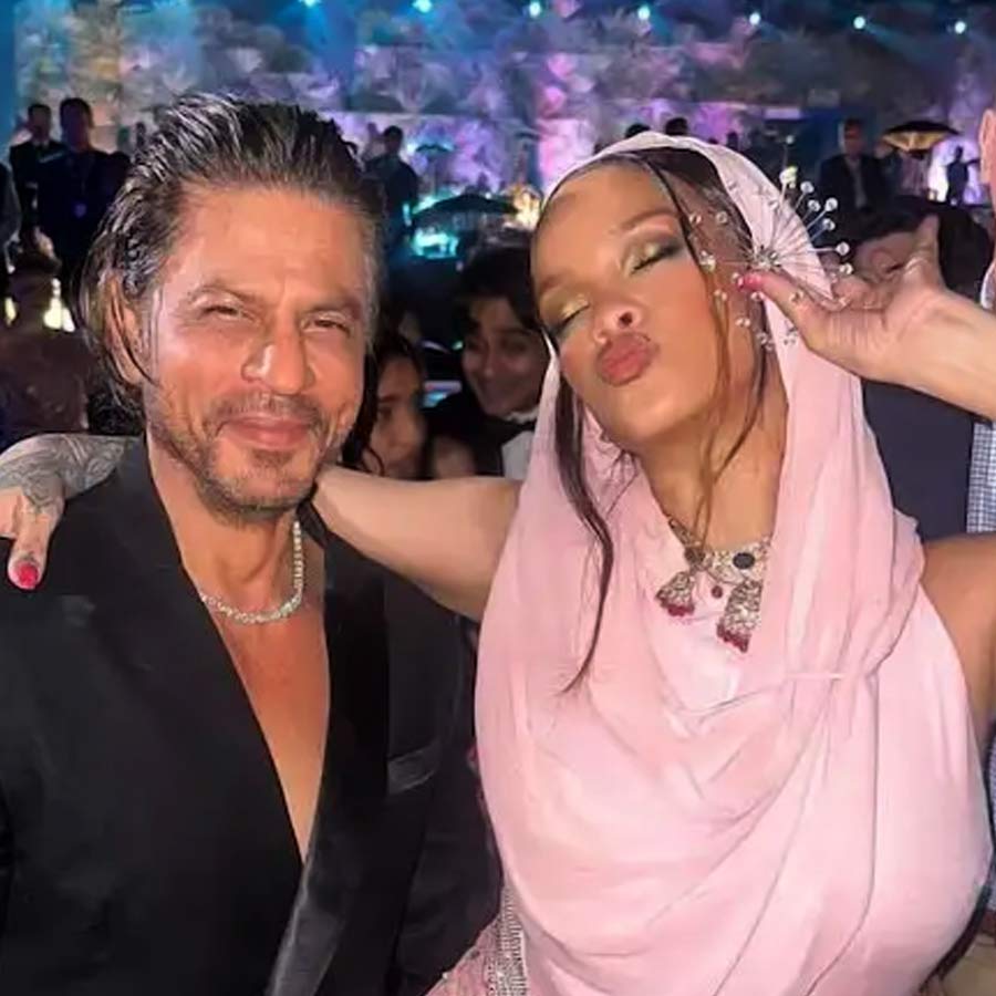 People are gushing over the video of Shah Rukh Khan teaching dance steps to Rihanna dgtl