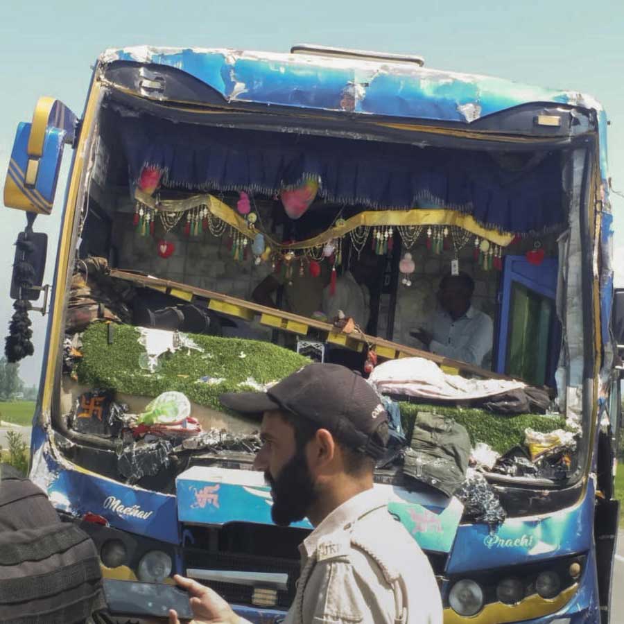 Several Amarnath yatris injured after three buses collided in Kulgam of Jammu & Kashmir dgtl