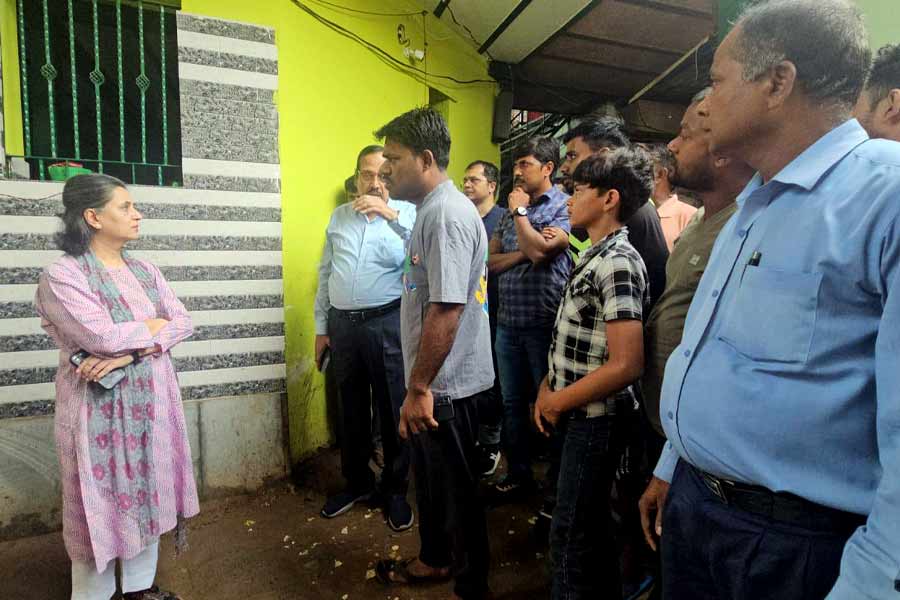 রবিবার দিল্লির বসন্ত কুঞ্জের জয় হিন্দ কলোনি পরিদর্শন করেন তৃণমূল সাংসদরা। 