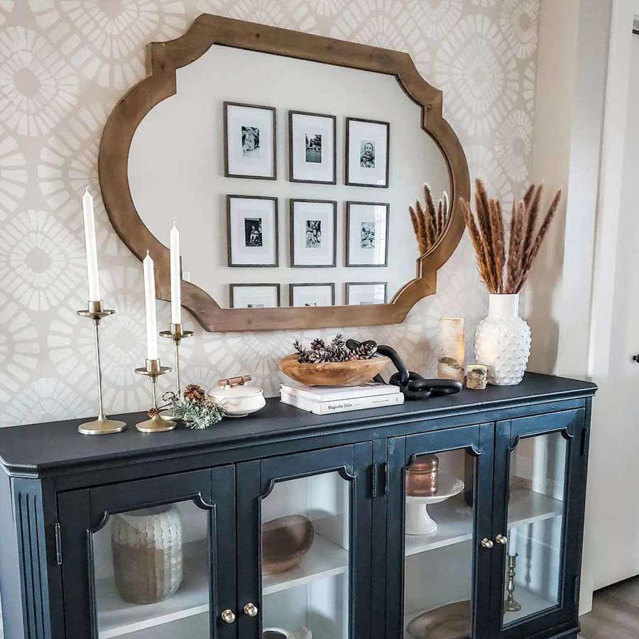 ফ্রেম সরু এবং সাধারণ হলেও কোনও  কোনও ঘরে তা মানানসই হয়।