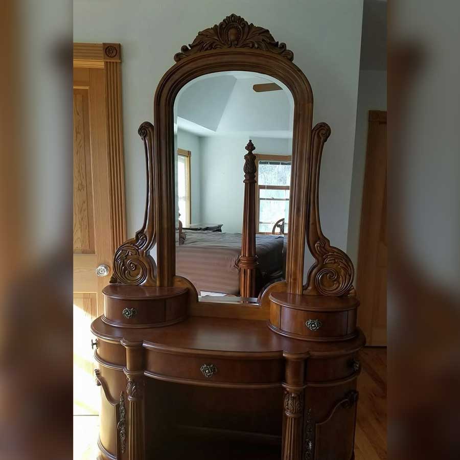 শোয়ার ঘরের আসবাব কাঠের হলে, এমন ড্রেসিং টেবিল মানানসই হতে পারে।