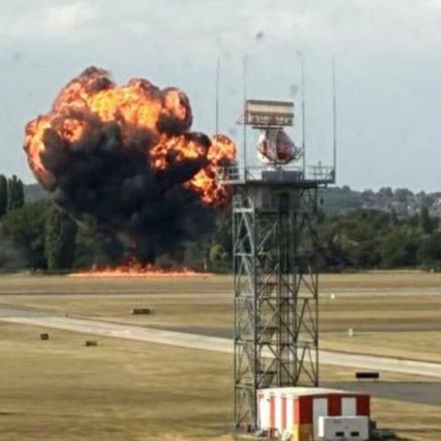 Passenger plane crashes moments after take off at Southend Airport London, rescue efforts underway dgtl