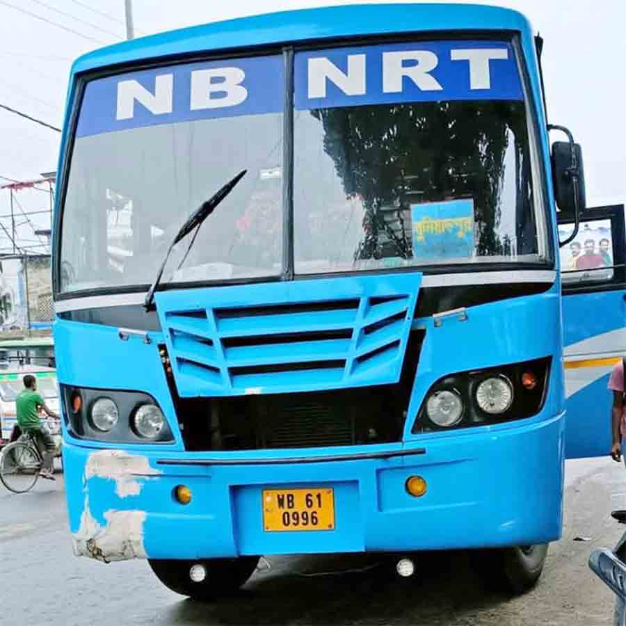 Private bus almost look same as government bus misguiding passengers at bardhaman