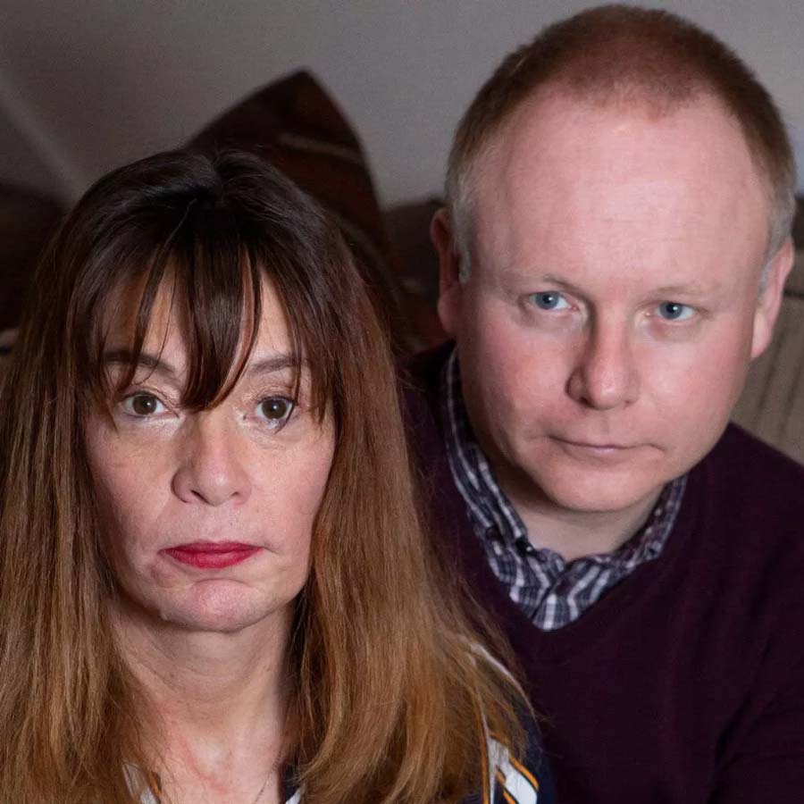 স্বামী, দুই পুত্র নিয়ে সংসার ছিল তরুণীর। কিন্তু স্বামীর প্রতি আর টান অনুভব করছিলেন না তিনি। ধীরে ধীরে সমাজমাধ্যমে অন্য পুরুষের সঙ্গে কথা বলা শুরু করেছিলেন। অজান্তেই ভালবাসার মুখোশ পরা প্রবঞ্চকের ফাঁদে পড়ে গিয়েছিলেন তরুণী। বাধ্য হয়ে স্বামীকে পরকীয়ার কথা জানিয়েছিলেন তরুণী। সত্য স্বীকার করার পর বেশি দিন বাঁচেননি। দু’বছরের মধ্যে মারণরোগের কামড়ে জীবন ফুরিয়ে যায় তাঁর।