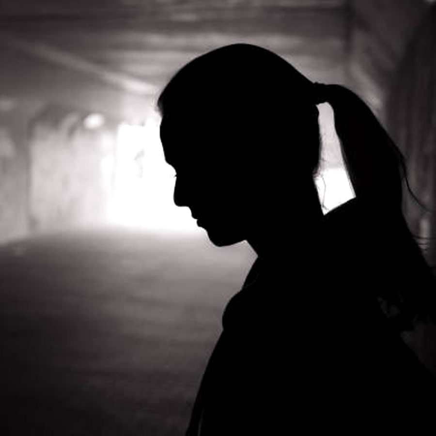 গেল অ্যাস্টিনের ১৮ বছরের সংসার। স্কটল্যান্ডের জেডবার্গের বাসিন্দা গেল। তাঁর স্বামীর নাম সাইমন। গেল এবং সাইমনের দুই পুত্রসন্তান। স্বামী-সন্তান নিয়ে সুখের সংসার ছিল গেলের। কিন্তু সংসারের বয়স বাড়তে থাকার সঙ্গে সঙ্গে একাকিত্ব গ্রাস করতে শুরু করেছিল গেলকে।