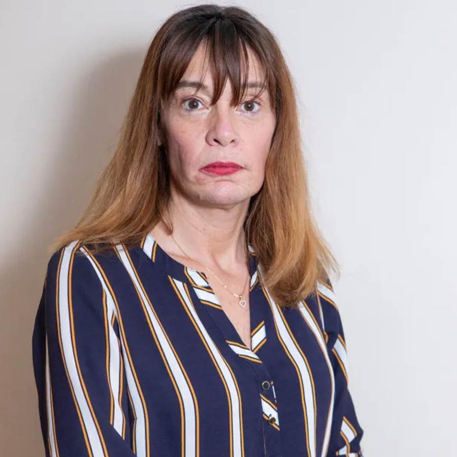 ২০১৯ সালের ঘটনা। সবে ৪৪-এ পা দিয়েছিলেন গেল। কিন্তু ভালবাসায় ছিলেন না তিনি। অ্যাস্টিনের সঙ্গে এক ছাদের তলায় থাকলেও তাঁদের সম্পর্ক যেন চোরাবালিতে তলিয়ে গিয়েছিল। তাই সময় কাটানোর জন্য সমাজমাধ্যমে অচেনা মানুষদের সঙ্গে কথা বলা শুরু করেছিলেন গেল। সেখান থেকেই তাঁর জীবনের এক ভয়ানক অধ্যায়ের সূচনা।