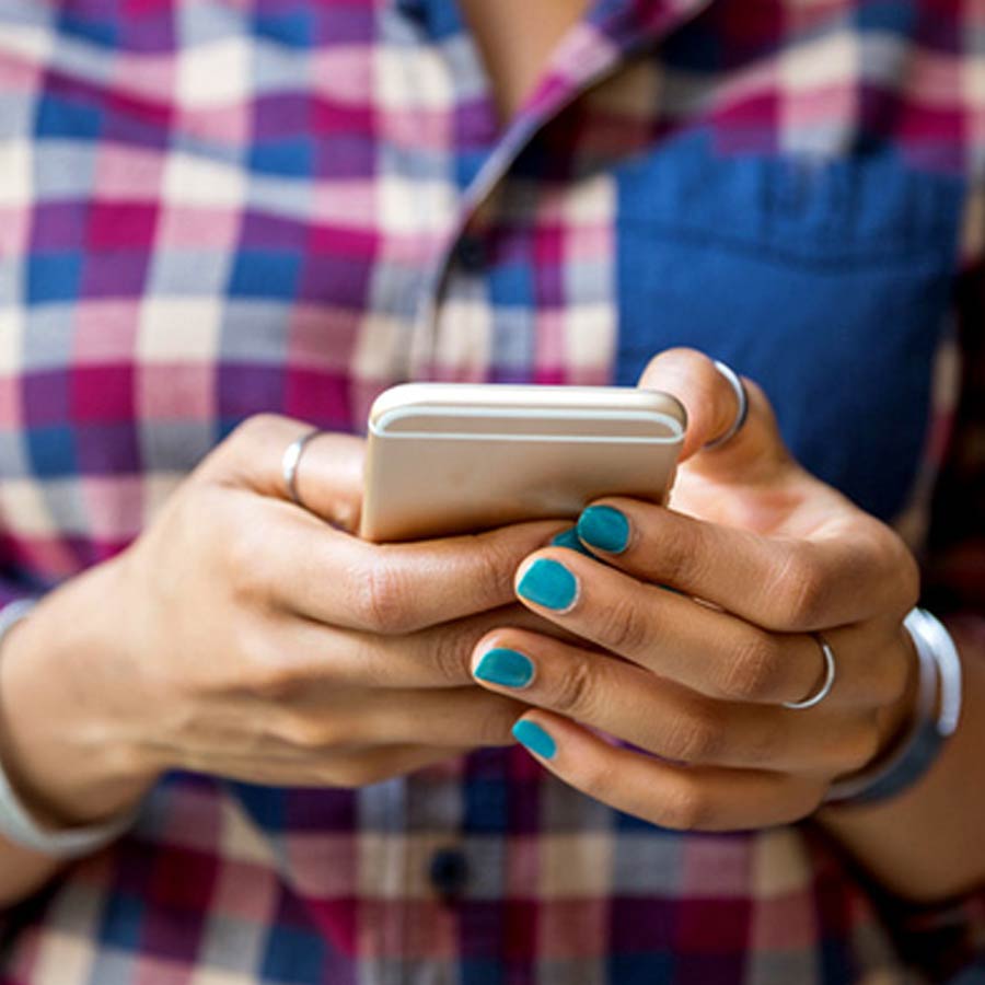 সমাজমাধ্যমের সূত্রে গেলের সঙ্গে আলাপ হয়েছিল ডেভিড উইলিয়ামসের। আমেরিকার বাসিন্দা ডেভিড পেশায় ছিলেন মেরিন ইঞ্জিনিয়ার। গেলের কাছে এমনটাই দাবি করেছিলেন তিনি। বয়সের তেমন পার্থক্য ছিল না দু’জনের। সমাজমাধ্যমে বন্ধুত্ব কম সময়ের মধ্যেই গাঢ় হয়ে গিয়েছিল।