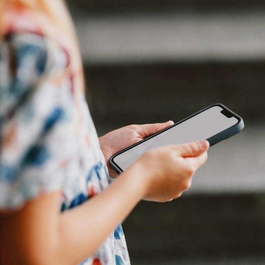 স্থানীয় সংবাদমাধ্যম সূত্রে খবর, চ্যাটের মাধ্যমে ডেভিডের সঙ্গে অন্তরঙ্গ মুহূর্তে জড়িয়ে পড়েছিলেন গেল। মাঝেমধ্যেই গেলের কাছে নগ্ন ছবি চাইতেন ডেভিড। গেলও আপত্তি করতেন না। ভালবাসার মানুষের আবদার রাখতে অনেক খোলামেলা ছবি পাঠাতেন তিনি।