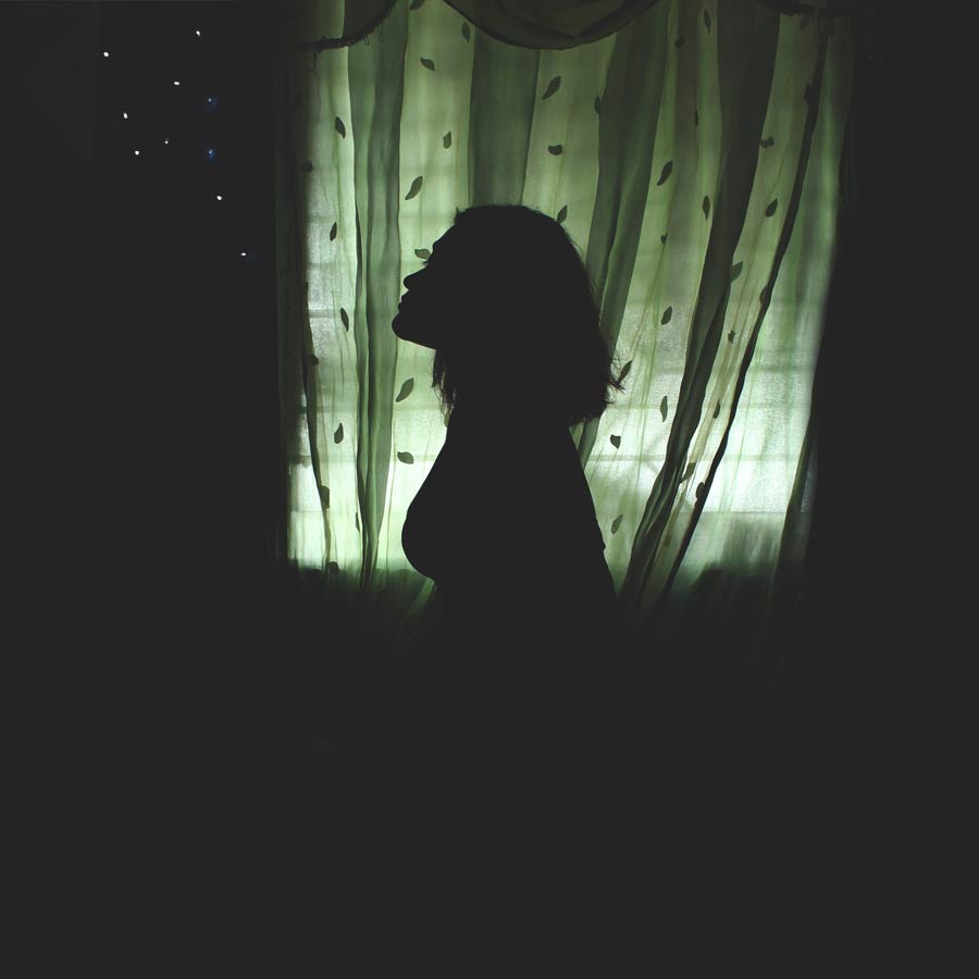 সম্পর্কে জড়ানোর কিছু দিন পর থেকে গেলের কাছে নানা অছিলায় টাকা চাইতে শুরু করেছিলেন ডেভিড। প্রয়োজন ভেবে ডেভিডকে অনলাইনে টাকা পাঠাতে শুরু করেছিলেন গেল। কিন্তু দিনের পর দিন সেই টাকার পরিমাণ বৃদ্ধি পেতে থাকে। মনে মনে সন্দেহ হয় গেলের। আর তিনি ডেভিডকে টাকা দিতে পারবেন না তা স্পষ্ট জানিয়ে দিয়েছিলেন গেল। তার পর থেকেই ভোল বদলে গিয়েছিল ডেভিডের।