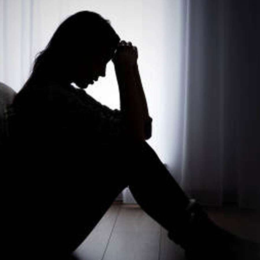 টাকা না দিলে গেলের নগ্ন ছবি প্রকাশ্যে আনবেন বলে হুমকি দিতে শুরু করেছিলেন ডেভিড। প্রেমিকের মুখোশ খুলে ফেলে আসল রূপ দেখিয়েছিলেন তিনি। ভয় পেয়ে স্বামী সাইমনের কাছে সব কথা স্বীকার করেন গেল। তিনি কী ভাবে পরকীয়া সম্পর্কে জড়িয়েছিলেন সে কথাও জানিয়‌েছিলেন।