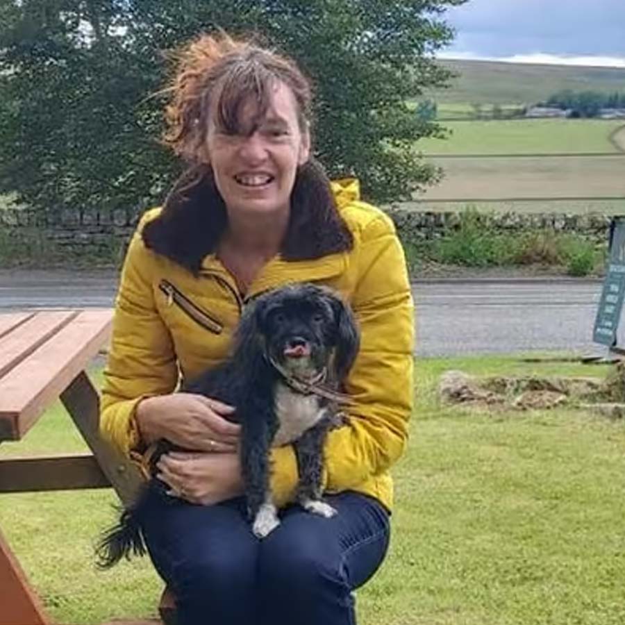 গেলের কথা শুনে মাথায় হাত পড়েছিল সাইমনের। কিন্তু সেই পরিস্থিতিতে গেলকে ছেড়ে যাওয়ার সিদ্ধান্ত নেননি তিনি। বরং সাইমন নিজেকে দোষারোপ করেছিলেন। তাঁর দাবি, সাইমন যদি স্বামী হিসাবে গেলের প্রতি আরও যত্নবান হতেন তা হলে এমন ভয়ানক অভিজ্ঞতার সম্মুখীন হতে হত না গেলকে।