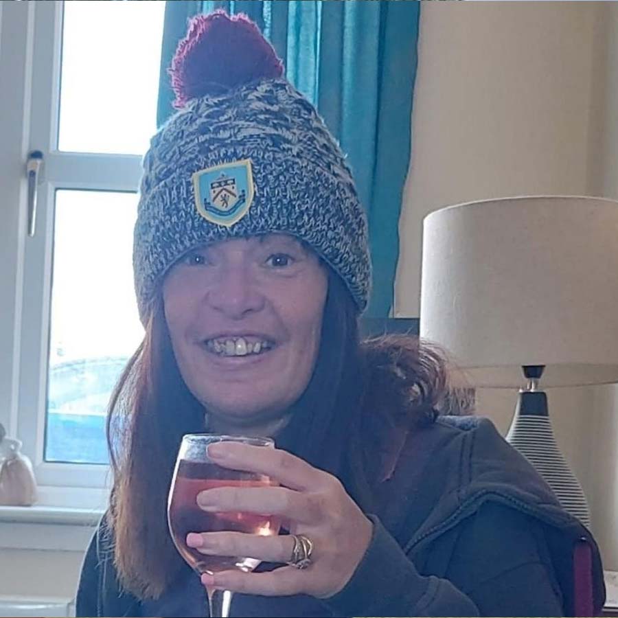 উপায় না দেখে পুলিশের দ্বারস্থ হন সাইমন এবং গেল। প্রতারকের সন্ধান পেতে তদন্ত শুরু করে স্থানীয় পুলিশ। কিন্তু অ্যাকাউন্টের ছবির সূত্র ধরে অন্য ব্যক্তির দরজার সামনে পৌঁছে যান পুলিশকর্মীরা।