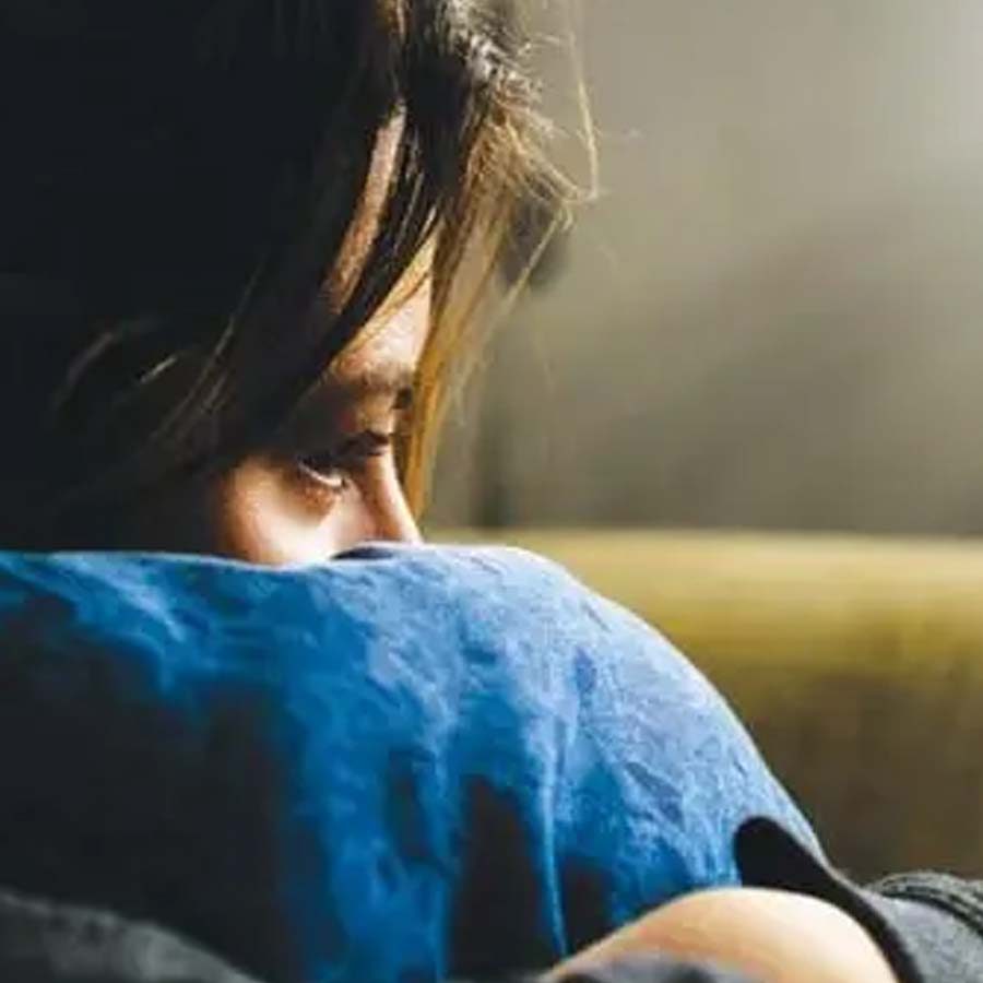 ডেভিড কোথায় থাকতেন, তাঁর আসল পরিচয় কী— কিছুই জানতে পারেনি পুলিশ। প্রবঞ্চনার শিকার হয়ে গেল মানসিক ভাবে ভেঙে পড়েছিলেন। তবে তাঁর হাত শক্ত করে ধরে ছিলেন সাইমন। ধীরে ধীরে সাইমনের সঙ্গে গেলের চিড়ধরা সম্পর্ক আবার জোড়া লাগতে শুরু করেছিল। কিন্তু গেলের কপালে সে সুখ বেশি দিন স্থায়ী হয়নি।