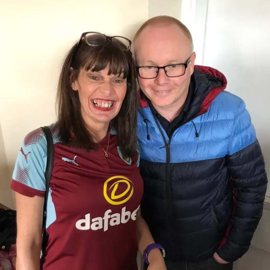 হঠাৎ প্রচণ্ড অসুস্থ হয়ে পড়েছিলেন গেল। স্বাস্থ্যপরীক্ষার পর ২০২০ সালের জুলাই মাসে ব্রেন টিউমার ধরা পড়েছিল গেলের। কোনও ভাবেই তাঁকে বাঁচানো সম্ভব নয় তা আগে থেকেই জানিয়ে দিয়েছিলেন চিকিৎসকেরা। কেমোথেরাপি এবং রেডিয়োথেরাপি করে শেষ চেষ্টাও করেছিলেন তাঁরা।