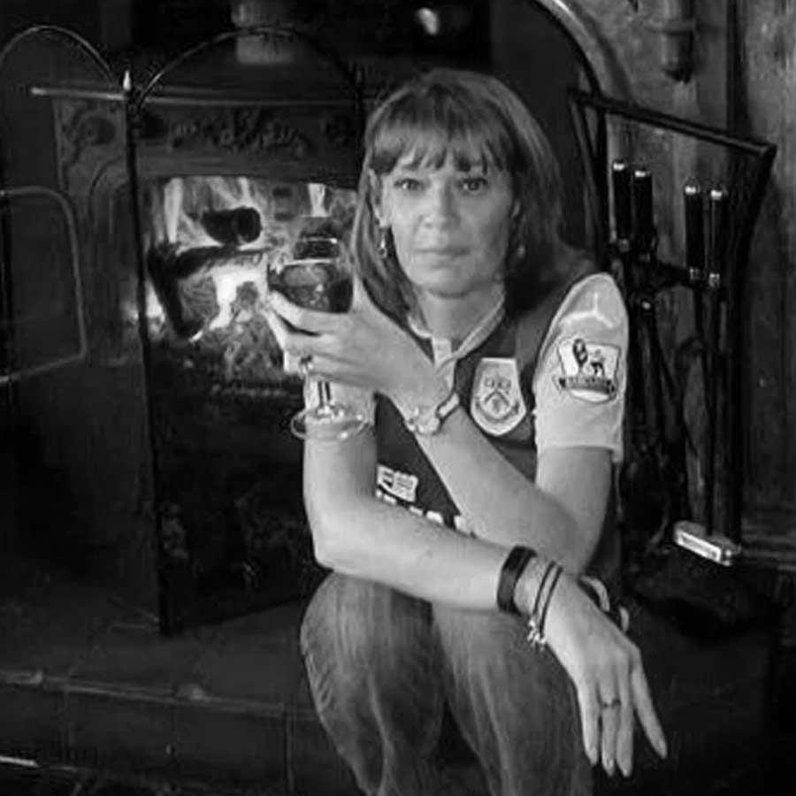 স‌ংবাদমাধ্যম সূত্রে খবর, গেলের প্রিয় ফুটবল খেলোয়াড় ছিলেন জে রদ্রিগেজ়। তাঁকে এক বার চাক্ষুষ করার ইচ্ছা ছিল গেলের। কিন্তু সেই ইচ্ছাও পূরণ হয়নি তাঁর। বর্তমানে গেলের অনুপস্থিতিতে সাইমন এবং তাঁর দুই পুত্র তাঁর স্মৃতি আঁকড়ে বেঁচে রয়েছেন।