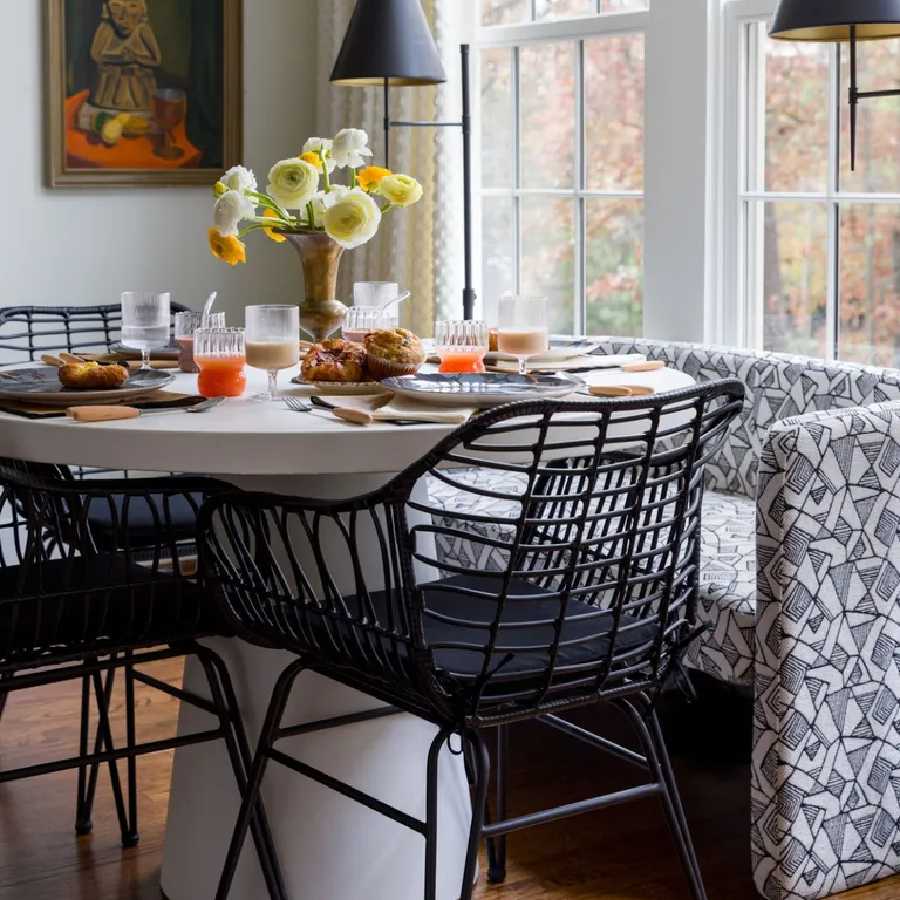 জানলার পাশে খাবার টেবিলটি রাখলে ঘরে আলো খেলবে, জায়গাটি বড় দেখাবে।