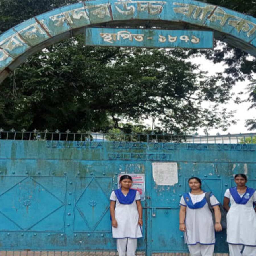 Jalpaiguri students and parents locked the school gate in anger after not arriving on-time and were denied entry in school