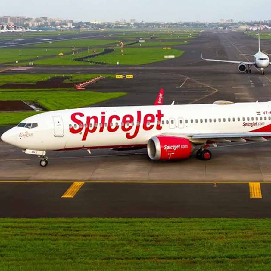 Two passengers offloaded for trying to forcefully enter cockpit in Mumbai-bound spiceJet flight, delayed for seven hours dgtl
