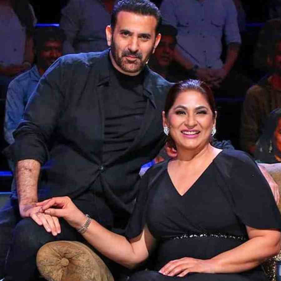 Archana Puran Singh revealed that her family lost a significant amount of money to a scam to fake ticketing site